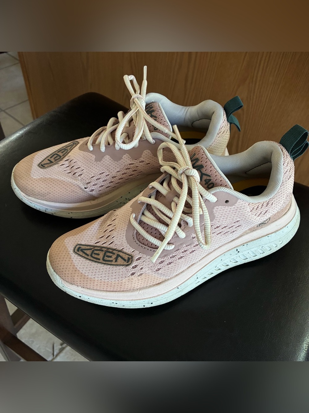 Keen Women's WK400 Walking Shoes Pale Pink Arch Support 38/7.5 *Read Description